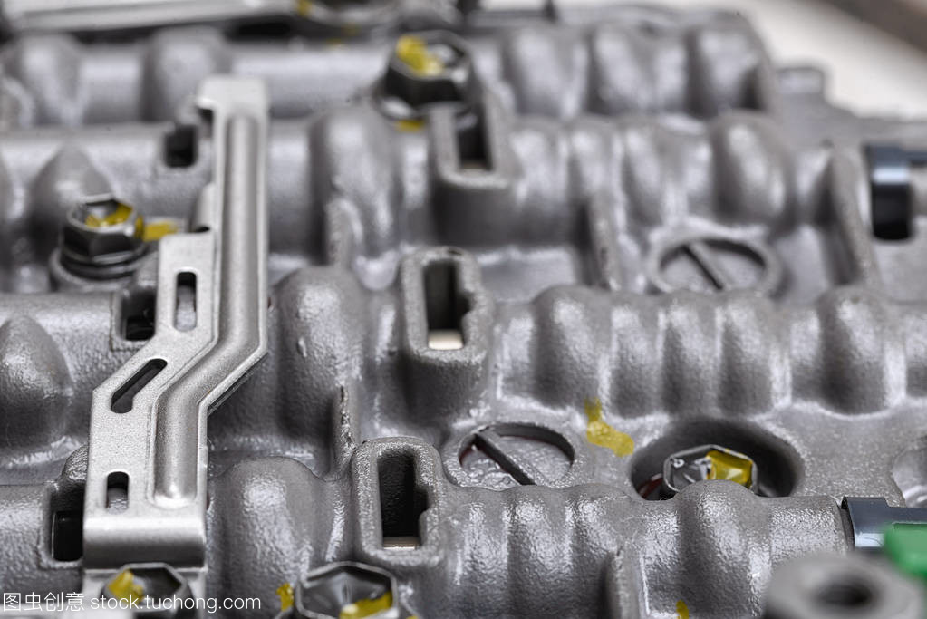 机械部分与金属部件及液压阀的协同作用